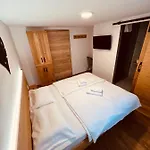 호텔 Pjagodic Cerklje - 5min To Airport - Free Parking 4*