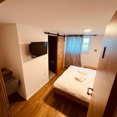 Hotel Pj Cerklje - 5min To Airport - Free Parking 4*