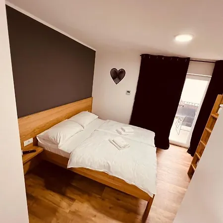 Pj Cerklje - 5min To Airport - Free Parking 4*